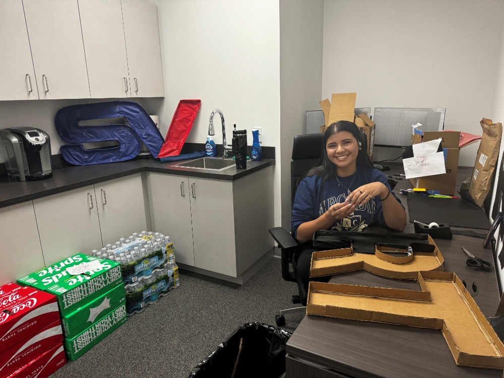 Alondra Meléndez-Roldán Creating Cupcake Display